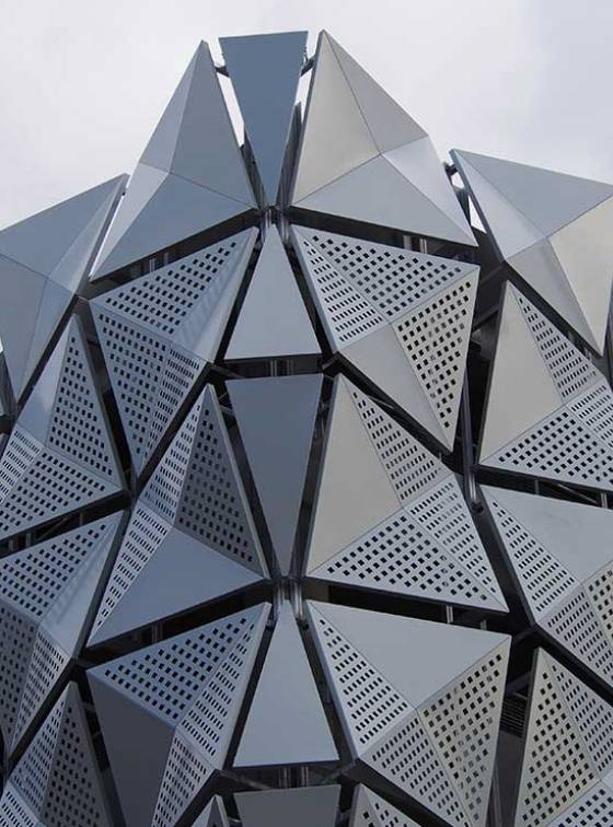 該建築覆蓋有銀色3D鋁穿孔板,用於立面裝飾。