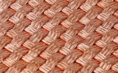 Detalle de una pieza de malla decorativa de cobre estrechamente tejida