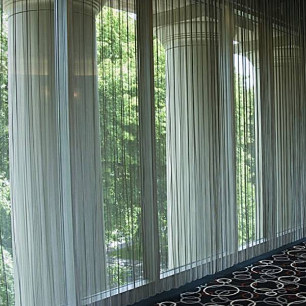 鉑格建築網格作為臥室金屬窗簾。