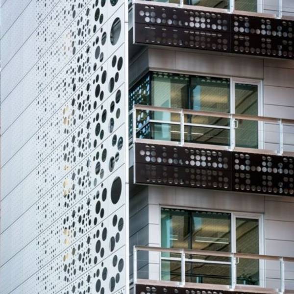 <!-Argger architekto nisches Netz für Sonnenschutz an der Außenwand des Krankenhauses
