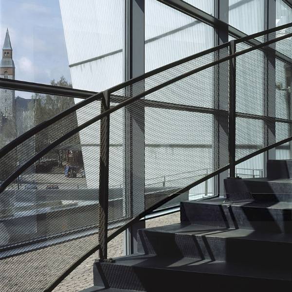 鉑格建築網格作為博物館欄桿。
