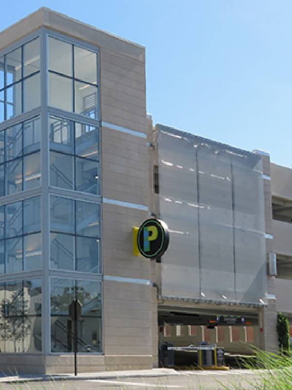 Argger建築網格用作大學停車場的停車屏幕。