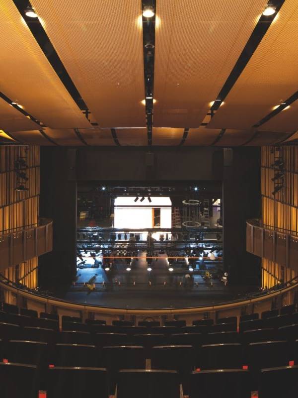 Konzertsaal decke verziert mit <!-Argger-> architekto nisches Netz.