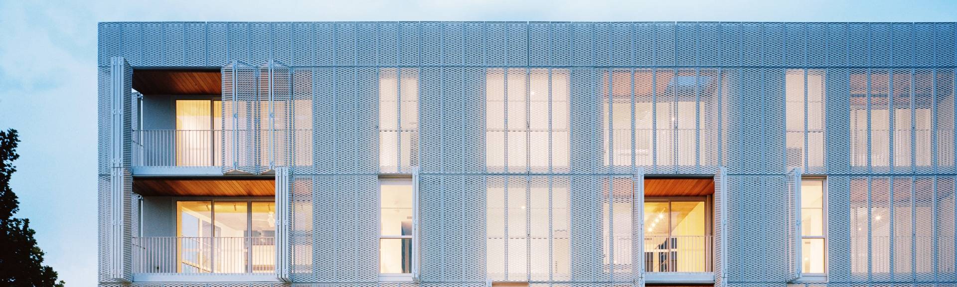 Bürogebäude dekoriert mit Argger architekto nische Netz fassade