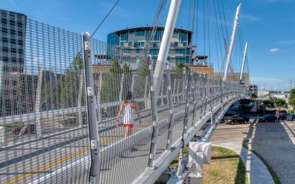 La maille architecturale d'Argger sert de barrière de sécurité sur le pont piétonnier.