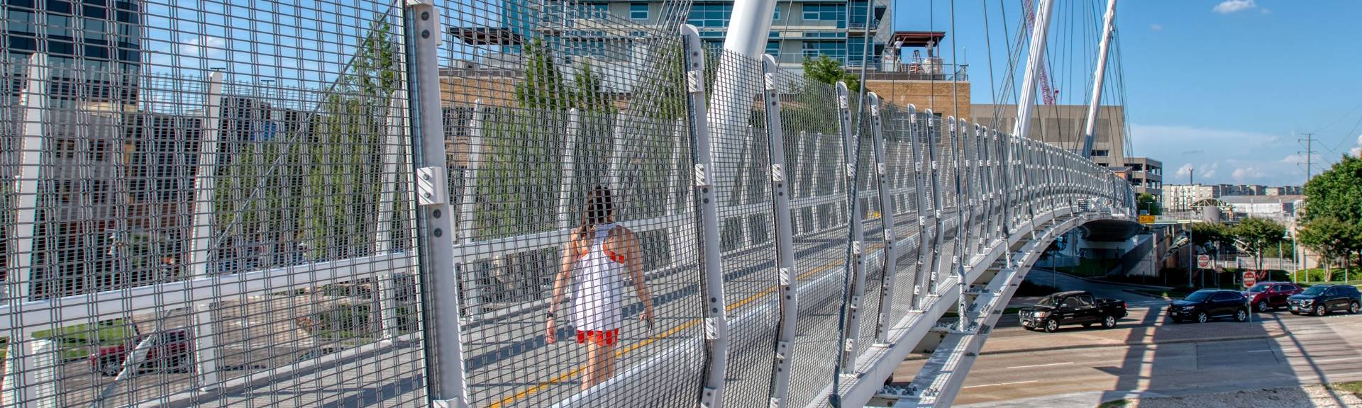 <!-Argger Das architekto nische Netz dient als Sicherheits barriere auf der Fußgänger brücke.