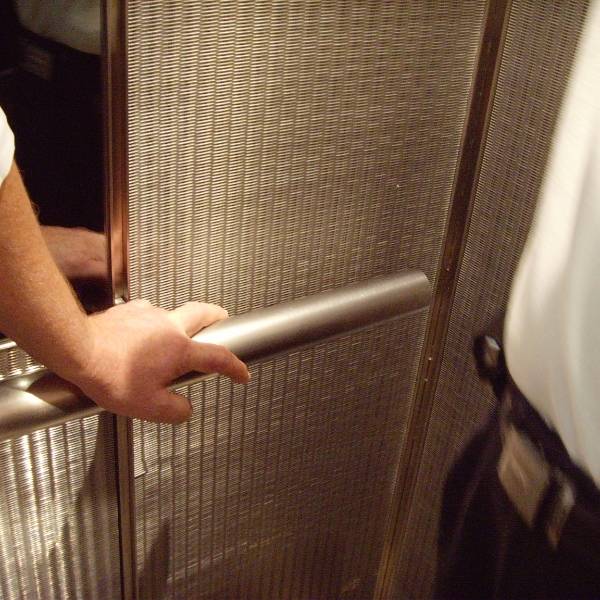 アーガー装飾メッシュで覆われたエレベーターキャブ