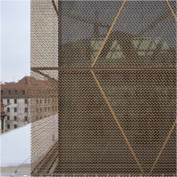 鉑格的捲曲網格圍繞著建築物,並用作外牆覆層。