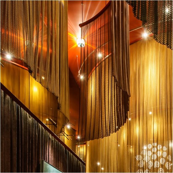 Das Edelstahl vorhang netz von Argger wird als dekorative Decke verwendet.