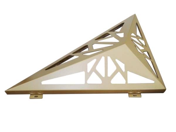 Eine goldene perforierte 3D-Aluminiumplatte mit Dreiecks loch mustern