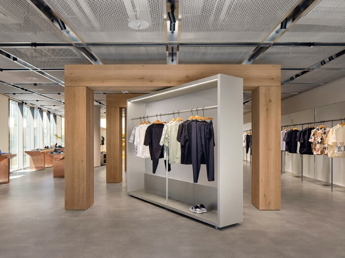 服裝店採用擴展的金屬懸掛天花板設計。