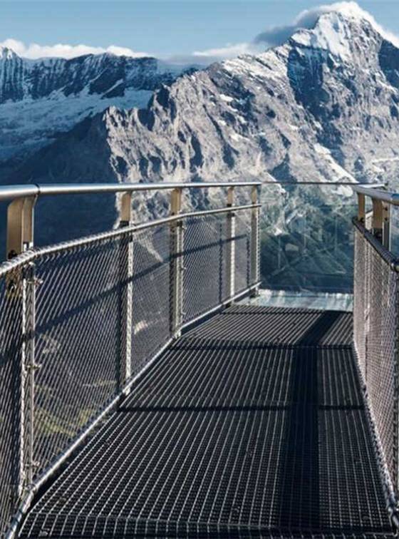 The sightseeing bridge handrails are covered with stainless steel cable mesh.