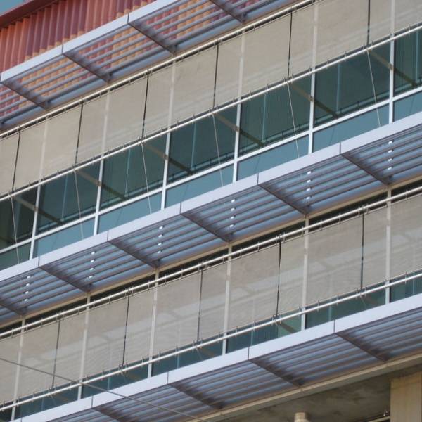 鉑格窗戶護板的建築網格