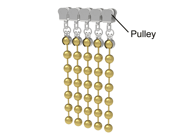 Machen Sie die Verbindungs schnallen mit Metall perlen vorhängen an der Vorhang rolle.
