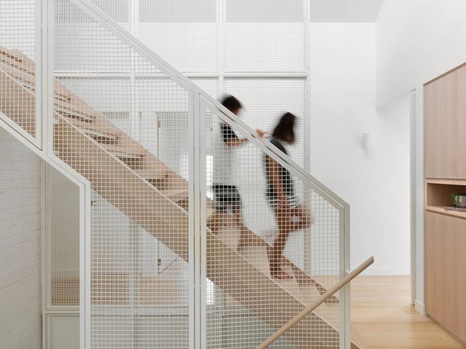金屬裝飾網用作樓梯安全屏障。