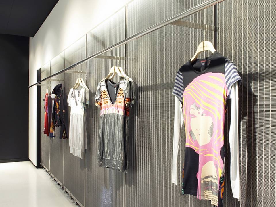 Dekoratives Metall geflecht fungiert als Wand verkleidungen im Einkaufs zentrum.
