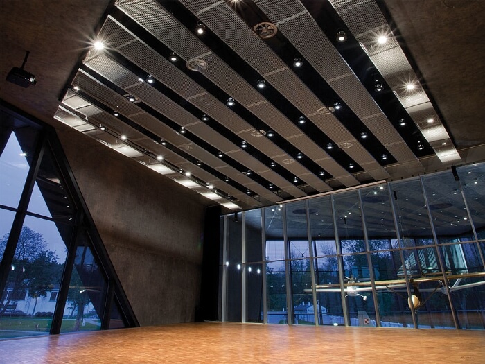 博物館大廳使用金屬懸掛天花板設計。