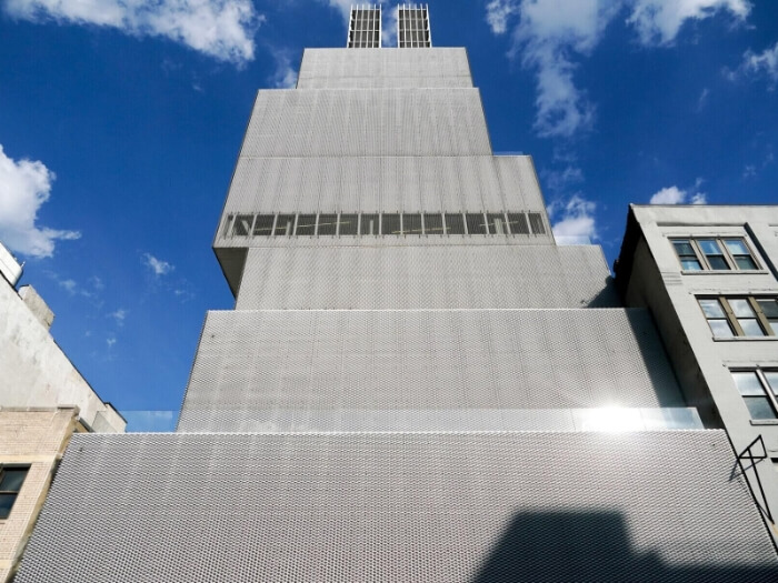 Ein Bild des Museums für zeitgenössische Kunstfassade in New York