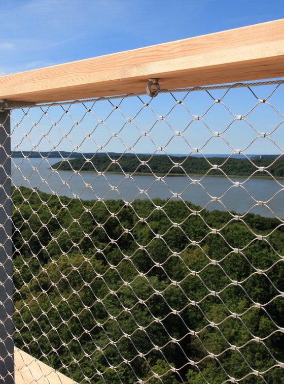The balustrade is covered with stainless steel ferrule rope mesh.