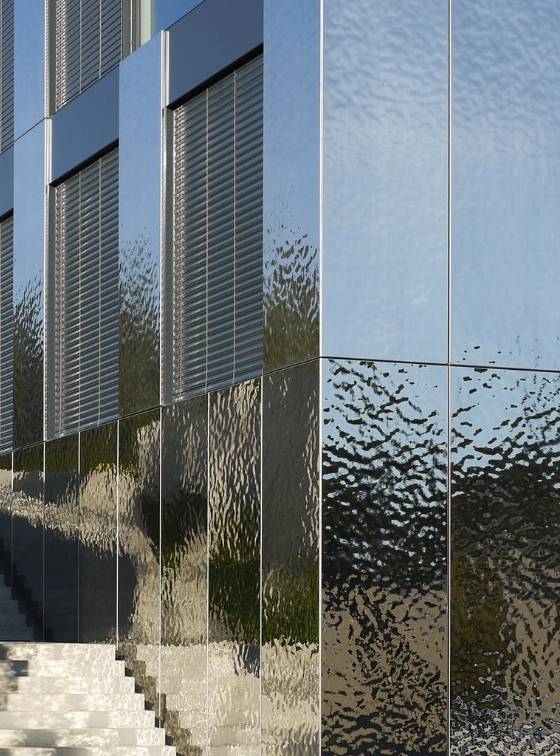 建築立面採用水波紋不鏽鋼薄板裝飾。